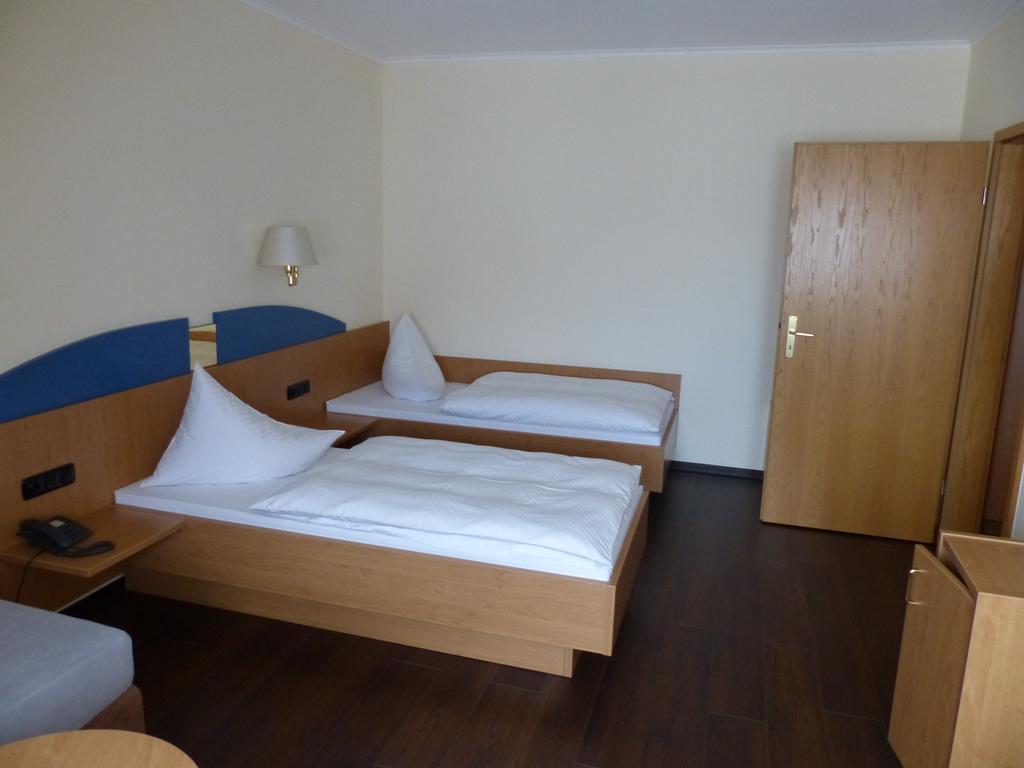 Hotel Zum Anger Neukirchen-Pleisse Exterior photo